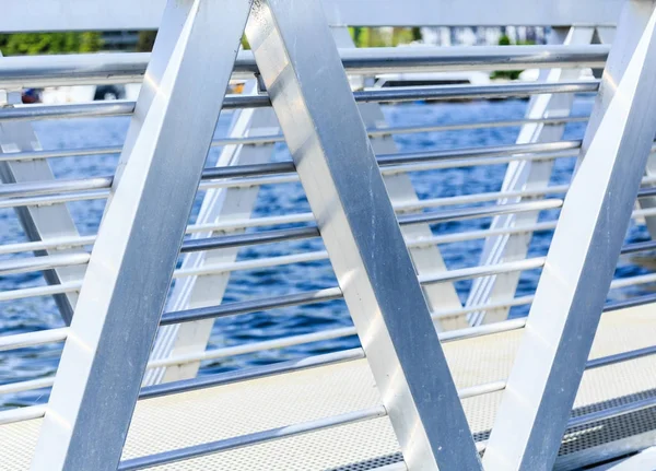 Aluminium loopbrug in een haven — Stockfoto