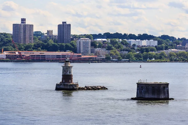 Maják v newyorském přístavu — Stock fotografie