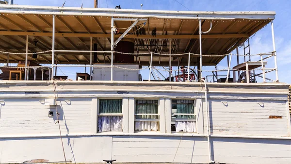 Cortinas de renda em Velho barco de madeira — Fotografia de Stock