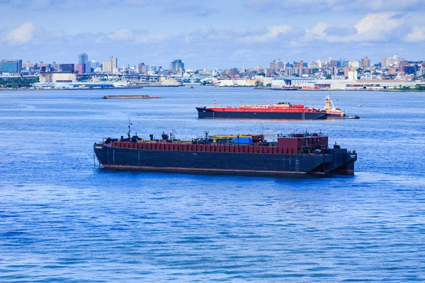 Navios industriais em New York Harbor — Fotografia de Stock