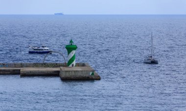 Mavi ve beyaz feribot ile yeşil ve beyaz Beacon