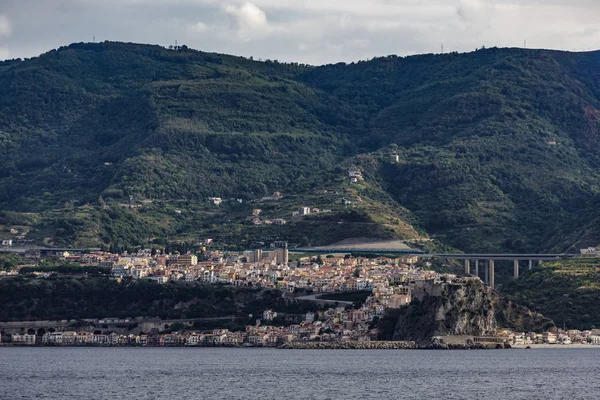 Ciudad en la costa de Italia en el estrecho de Messina — Foto de Stock