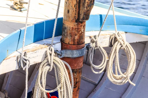 Cuerda enrollada por viejo mástil de madera — Foto de Stock