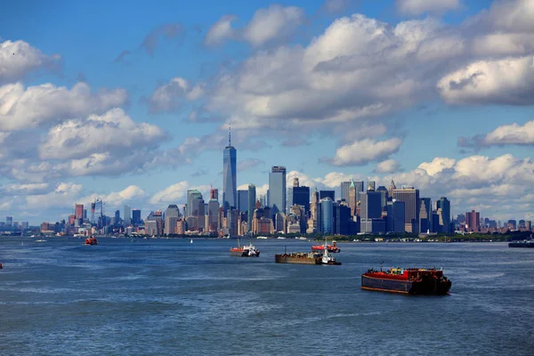 Frachtowiec i Nowym Jorku — Zdjęcie stockowe