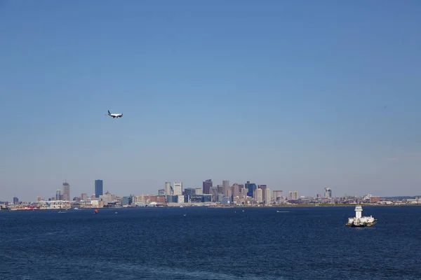 Boston üzerinde uçak — Stok fotoğraf