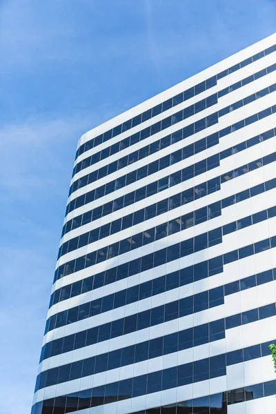 Чорний і срібло Office вежі на блакитному — стокове фото