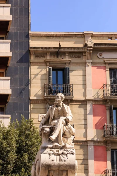 Dapper Statue on La Rambla — 图库照片