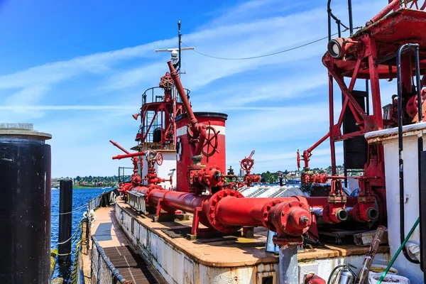 Tuberías rojas en el viejo barco de bomberos —  Fotos de Stock