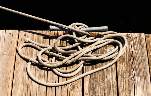 Мотузка на чорному тлі — стокове фото