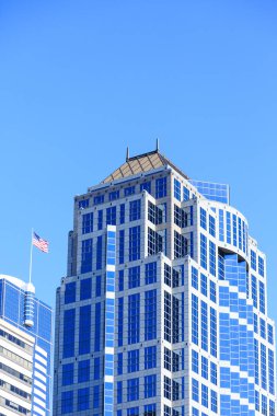 Mavi ve beyaz ofis Kulesi ile Amerikan bayrağı
