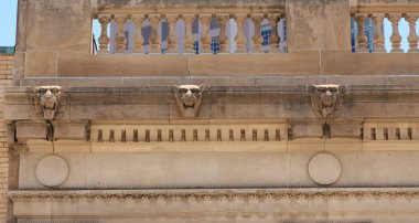 Beton bina üç Gargoyles