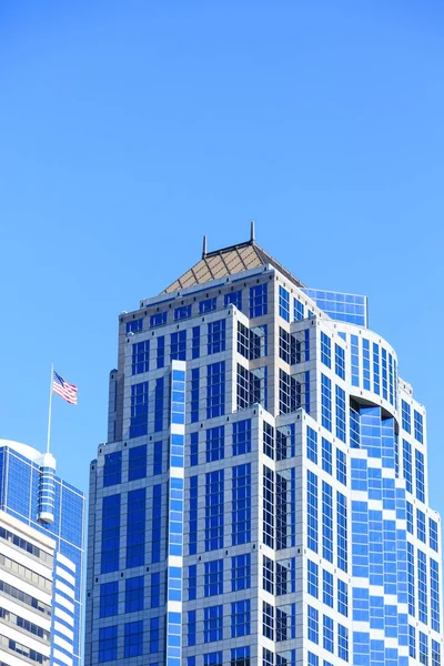 Torre dell'ufficio blu e bianca con bandiera americana — Foto Stock