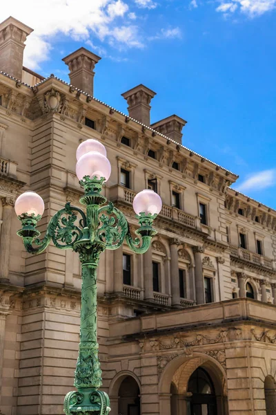 Classic Green Lamp Post by Mansion — Stock Photo, Image