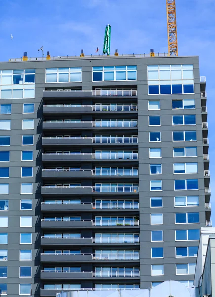 Długi balkon na nowe budownictwo mieszkania — Zdjęcie stockowe