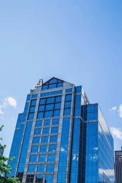 Tour de bureau moderne en verre bleu à Boston — Photo