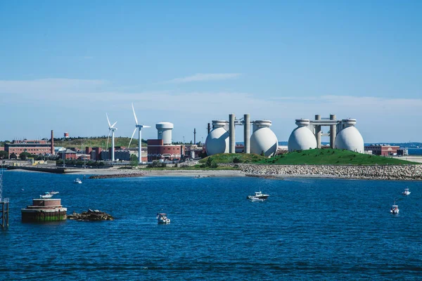 Pleziervaartuigen in de buurt van waterzuiveringsinstallatie — Stockfoto