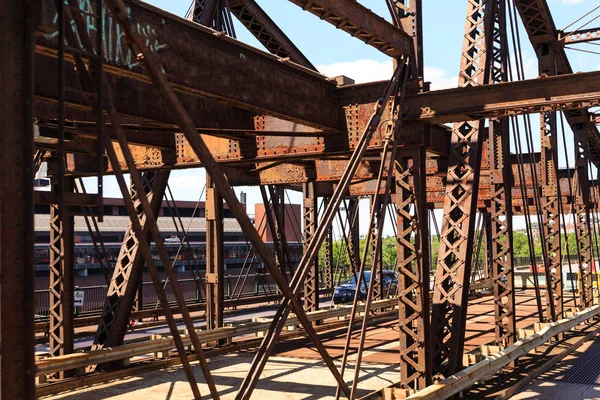 Ponte de Rusty treliças — Fotografia de Stock