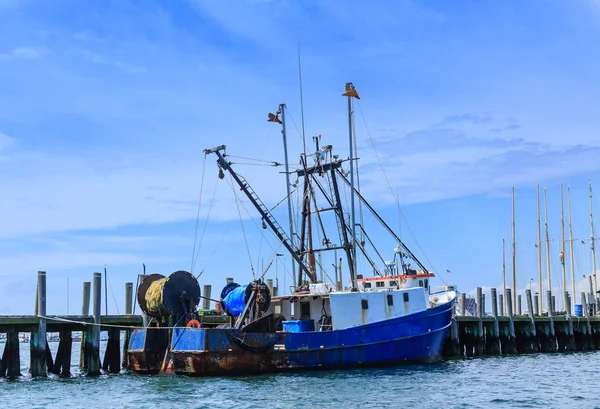 Trawler de pescuit albastru și alb — Fotografie, imagine de stoc