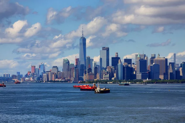 Vrachtschepen in de haven met New York City op achtergrond — Stockfoto
