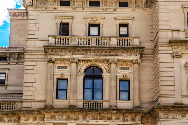 Venster Trim op zandsteen Mansion — Stockfoto