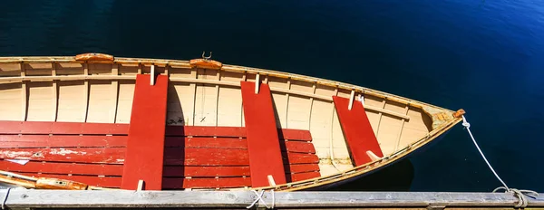 Giallo e Rosso su Blu — Foto Stock