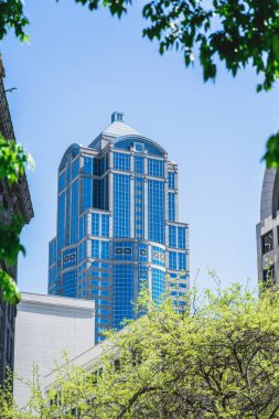 Cam ofis Kulesi ağaçlar ile