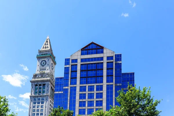 Klassiska klocktornet av blått glas Office Tower — Stockfoto