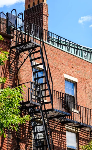 Brandtrap van oude Boston gebouw — Stockfoto