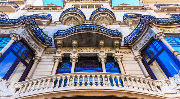 Reich verzierte blaue Zierleisten an spanischer Architektur — Stockfoto