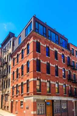 Eski tuğla daire mavi pencere