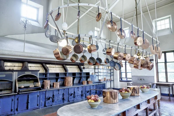 Měděné hrnce starožitné kuchyně — Stock fotografie