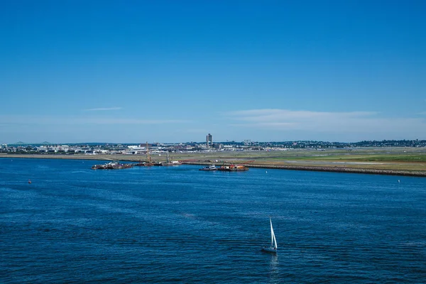 Zeilboot door Logan Luchthaven — Stockfoto