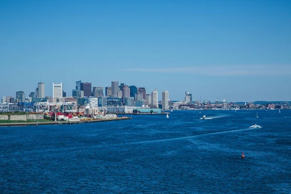 Вид на Бостон из гавани под чистым голубым небом — стоковое фото