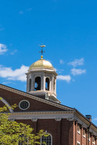 波士顿钟楼上的金圆顶 — 图库照片