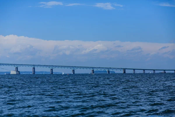 Çelik köprü mavi su üzerinde yayılımı — Stok fotoğraf