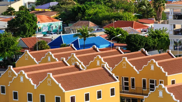 Techos de azulejos en edificios de estuco — Foto de Stock