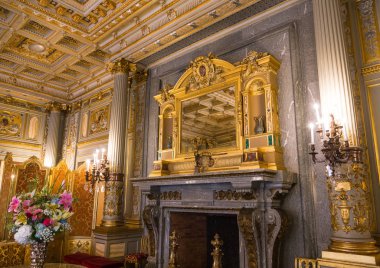 Mermer ve altın şömine