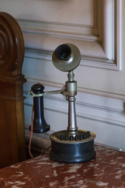 Telefono antico su un vecchio tavolo — Foto Stock