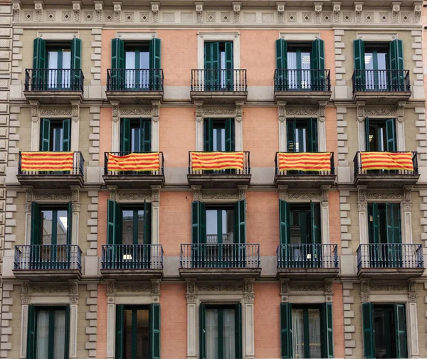 Katalonien-Banner auf Balkonen — Stockfoto