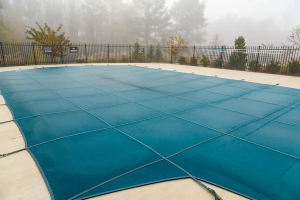 Couverture de piscine dans le brouillard — Photo