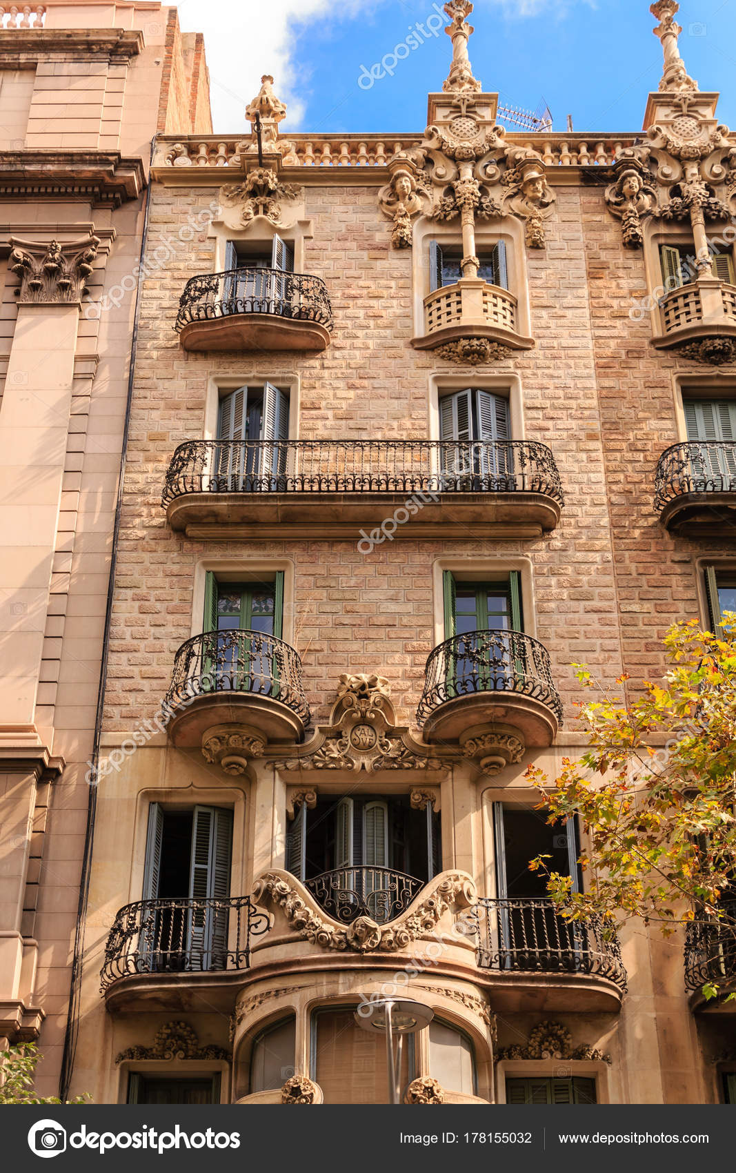 Apartamento de ladrillo recargado en España — Foto de stock © dbvirago