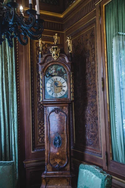 Horloge grand-père dans la chambre à coucher ornée — Photo