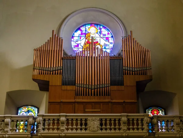 Pipe Organ Under målat glas — Stockfoto