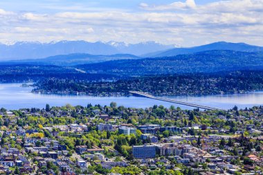 Seattle yüzen köprü ile doğudan görünümü
