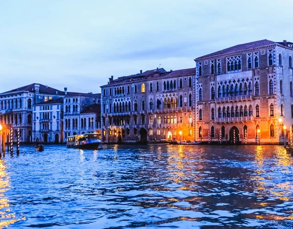 Lumière bleue sur le canal de Venise — Photo