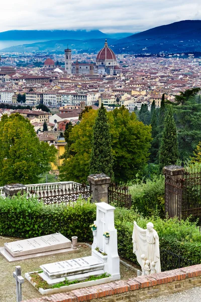 Floransa ötesinde Hillside mezarlığı — Stok fotoğraf