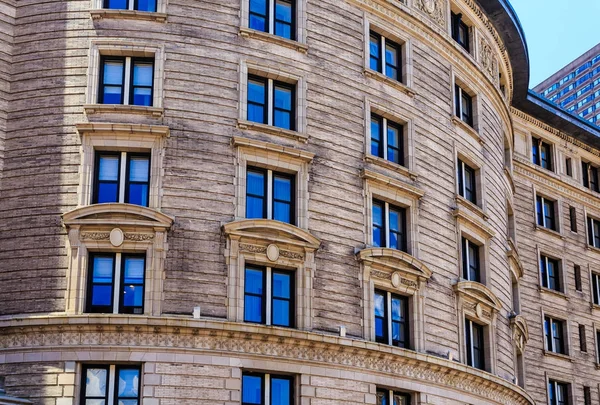 Ventanas azules en fachada de piedra redonda — Foto de Stock