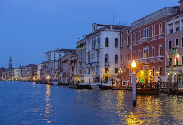 Luces nocturnas a lo largo del Canal Venecia — Foto de Stock