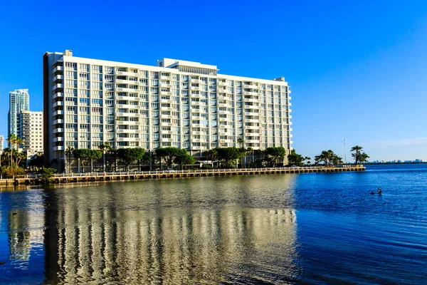 Reflection of Miami Hotel in Blue Bay — Stock Photo, Image