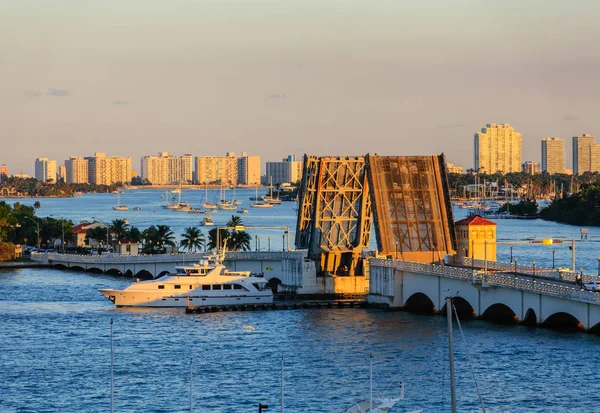 Yacht che passa attraverso ponte levatoio aperto — Foto Stock
